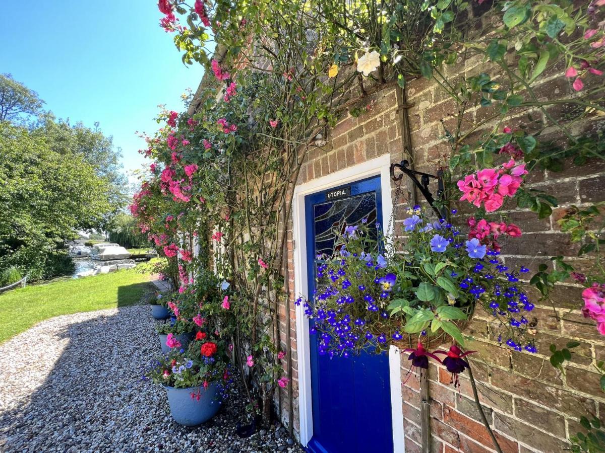 Adorable Two Bed Norfolk Broads Holiday Home - River Views With Moorings & Fishing Стегем Екстер'єр фото